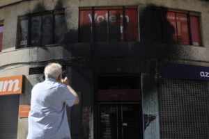 La fachada de la sede del PSPV-PSOE en València, en la avenida del Oeste, ha amanecido este domingo vandalizada con grandes manchas de pintura negra y una pancarta con el logotipo del partido tachado con unas líneas rojas. EFE/ Kai Forsterling