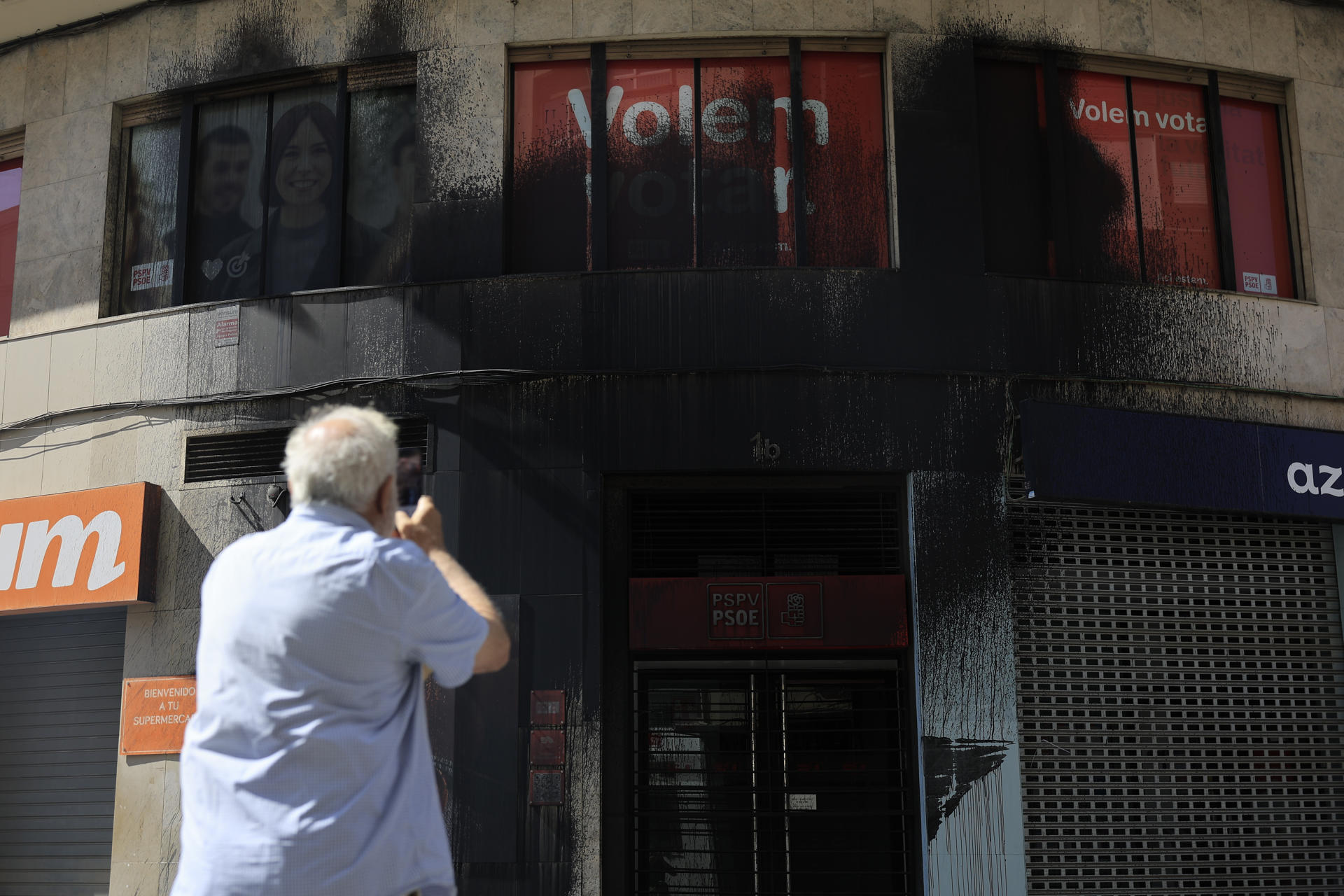 La fachada de la sede del PSPV-PSOE en València, en la avenida del Oeste, ha amanecido este domingo vandalizada con grandes manchas de pintura negra y una pancarta con el logotipo del partido tachado con unas líneas rojas. EFE/ Kai Forsterling