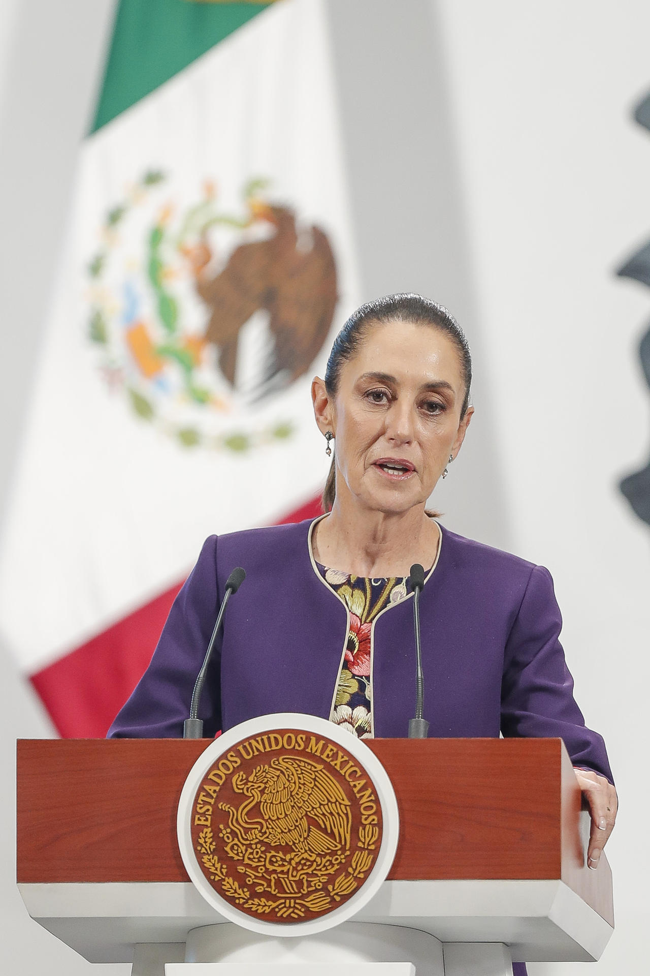 La presidenta de México, Claudia Sheinbaum, habla en una rueda de prensa este jueves, en el Palacio Nacional, en Ciudad de México (México). EFE/ Isaac Esquivel