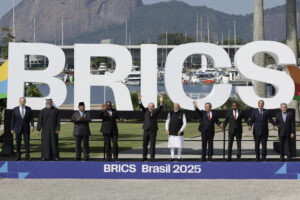 De izquierda a derecha el ministro de Relaciones Exteriores de Rusia Sergey Lavrov, el príncipe herdero de Abu Dhabi Khalid bin Mohamed bin Zayed al Nahyan, el presidente de Indonesia, Prabowo Subianto, el presidente de Sudáfrica, Cyril Ramaphosa, el presidente de Brasil, Luiz Inácio Lula da Silva, el primer ministro de la India, Narendra Modi, el primer ministro de China, Li Qiang, el primer ministro de Etiopía, Abiy Ahmed, el primer ministro de Egipto, Mostafa Madbouly y el ministro de Asuntos Exteriores de Irán, Abbas Araghchi, posan durante la apertura de la cumbre de los BRICS este domingo en Río de Janeiro (Brasil). EFE/Andre Coelho