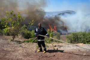 Un bombero sirio trata de extinguir un incendio en Latakia, Siria. EFE/EPA/AHMAD FALLAHA