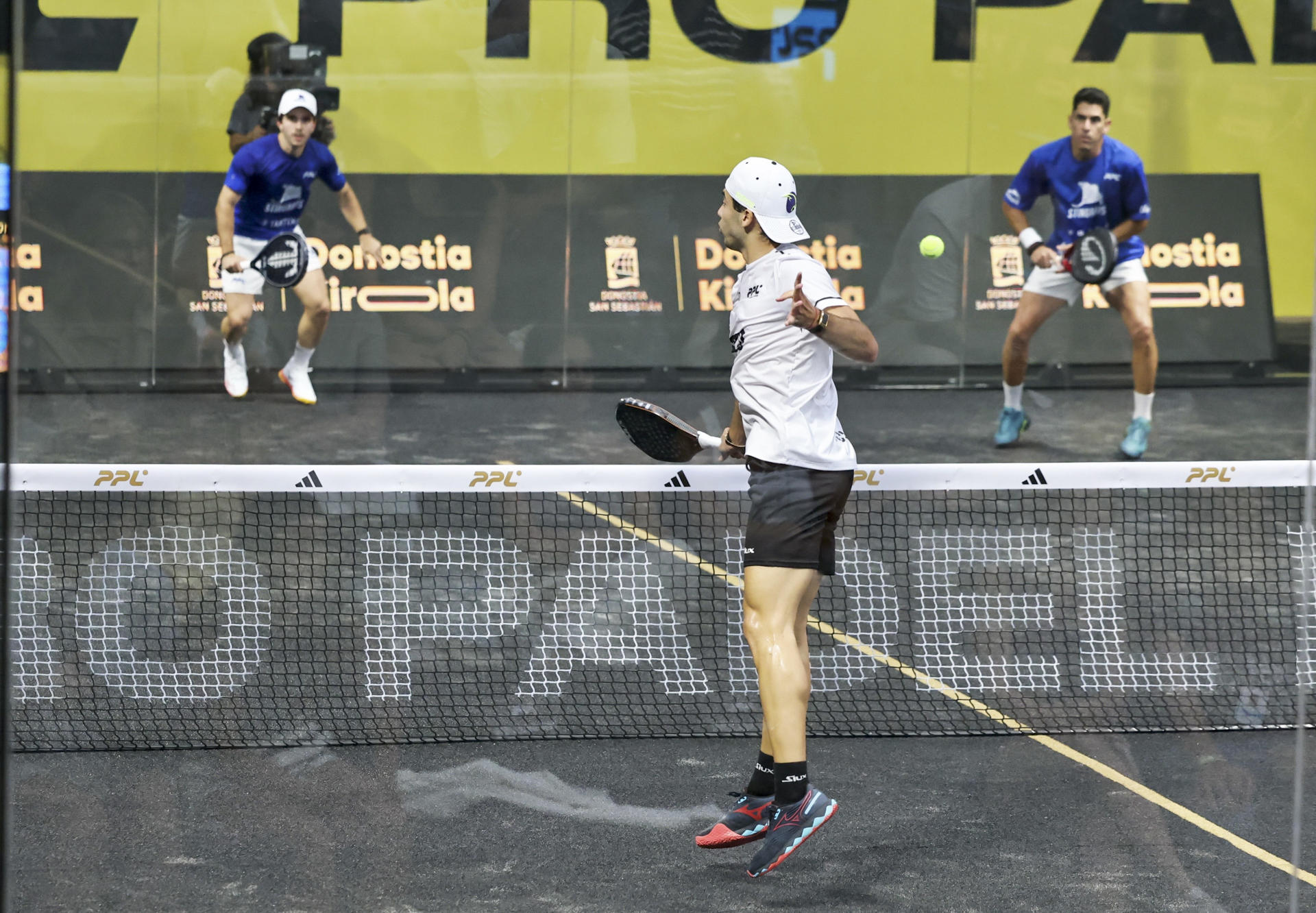 La pareja formada por Pablo Cardona y Leandro Augsburguer (en la imagen), se ha impuesto a la pareja compuesta por Maxi Sánchez y Lucas Bergamin en la final del Pro Padel League que se ha disputado este domingo en San Sebastián. EFE/Javi Colmenero