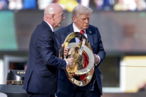 El presidente de EE.UU., Donald Trump (d), y el presidente de la FIFA, Gianni Infantino (i), presentan el trofeo al Chelsea FC tras ganar la final del Mundial de Clubes de la FIFA 2025 entre el Chelsea FC y el París Saint-Germain, en East Rutherford, Nueva Jersey (EE.UU.). EFE/JUSTIN LANE
//////////
EAST RUTHERFORD (United States), 14/07/2025.- US President Donald Trump (R) and FIFA President Gianni Infantino (L) present the trophy to Chelsea FC after winning the FIFA Club World Cup 2025 final match between Chelsea FC and Paris Saint-Germain, in East Rutherford, New Jersey, USA, 13 July 2025. (Mundial de Fútbol) EFE/EPA/JUSTIN LANE