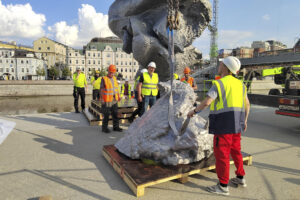 - La escultura "Big Clay Nº 4" del artista suizo Urs Fischer, expuesta desde agosto de 2021 en el canal del río Moscova y que no gozó de gran aceptación entre los habitantes de la capital rusa, está siendo desmontada y será reemplazada por otra obra arte. EFE/ Bernardo Suárez