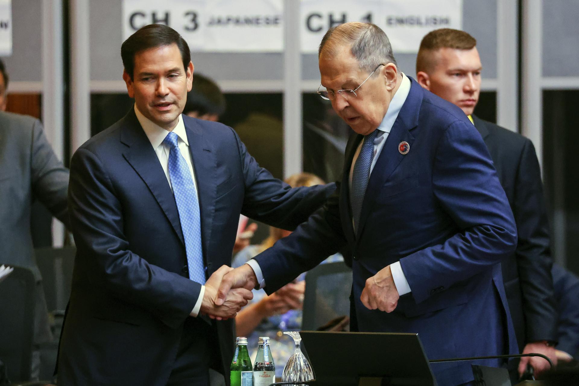 KUALA LUMPUR (Malaysia), 11/07/2025.- Russia's Foreign Minister Sergei Lavrov (R) greets US Secretary of State Marco Rubio (L) during the 15th East Asia Foreign Ministers’ Meeting at the 58th Association of Southeast Asian Nations (ASEAN) Foreign Ministers’ Meetings in Kuala Lumpur, Malaysia, 11 July 2025. (Malasia, Rusia) EFE/EPA/FAZRY ISMAIL
