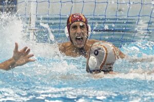 El waterpolista español Unai Aguirre, durante una acción del partido de este sábado entre las selecciones de España y Japón, correspondiente a la primera jornada del torneo de waterpolo de los Mundiales de Natación de Singapur. EFE/SIMON LIM