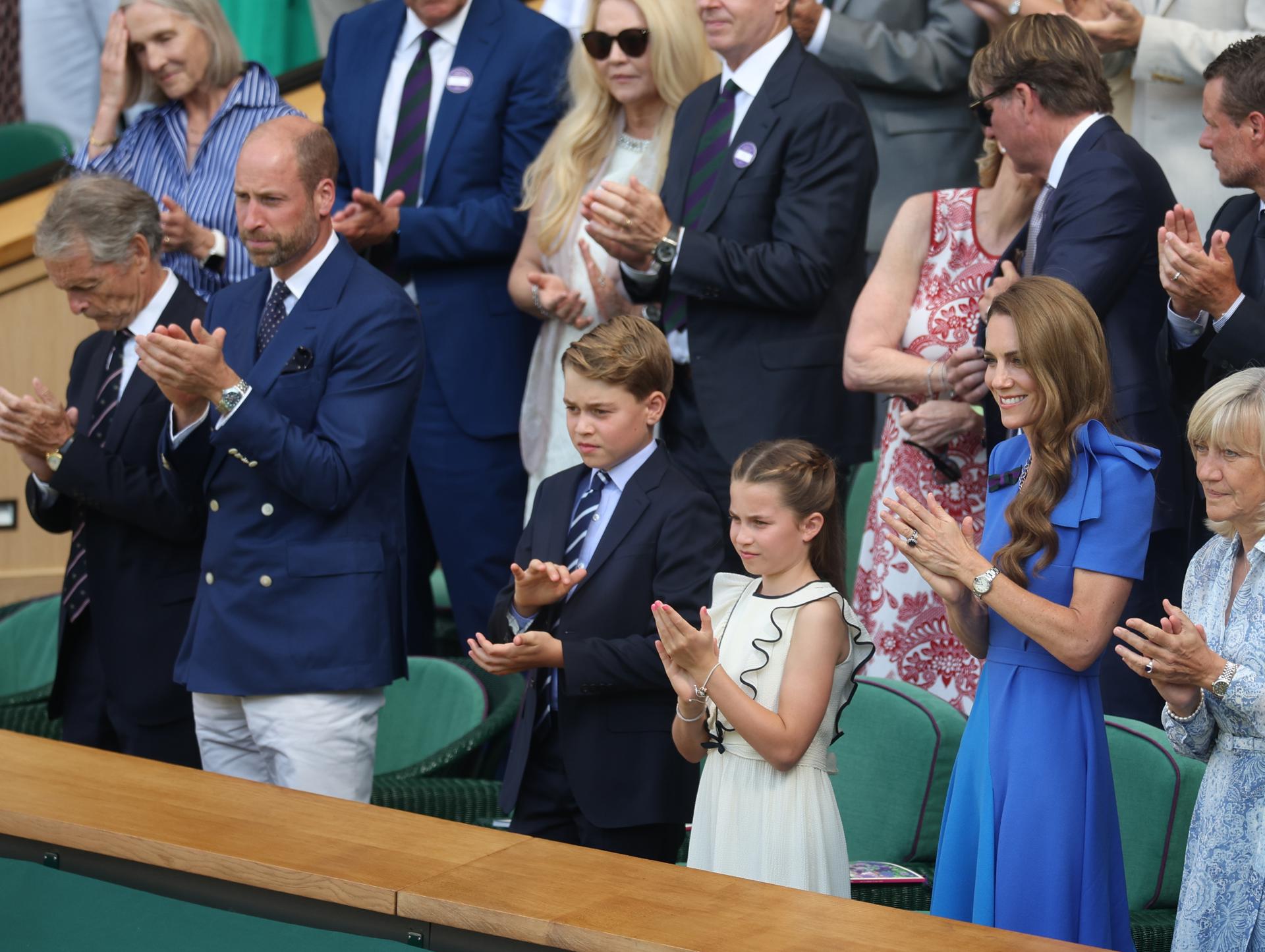 Príncipe de Gales ,Guillermo, la princesa de Gales, Catalina, y sus hijos, Carlota y Jorge, en la final de Wimbledon, en Londres, Reino Unido. EFE/EPA/ADAM VAUGHAN