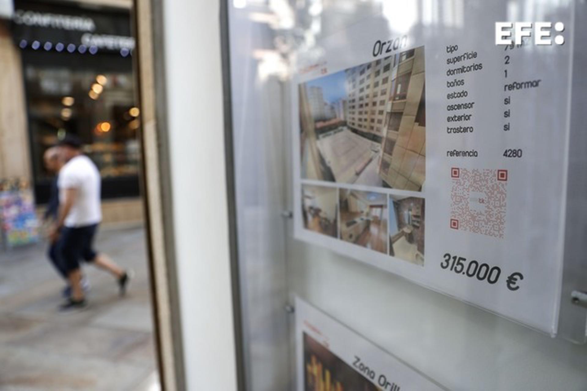 Anuncios de viviendas en venta y alquiler en una inmobiliaria de A Coruña. EFE/Cabalar