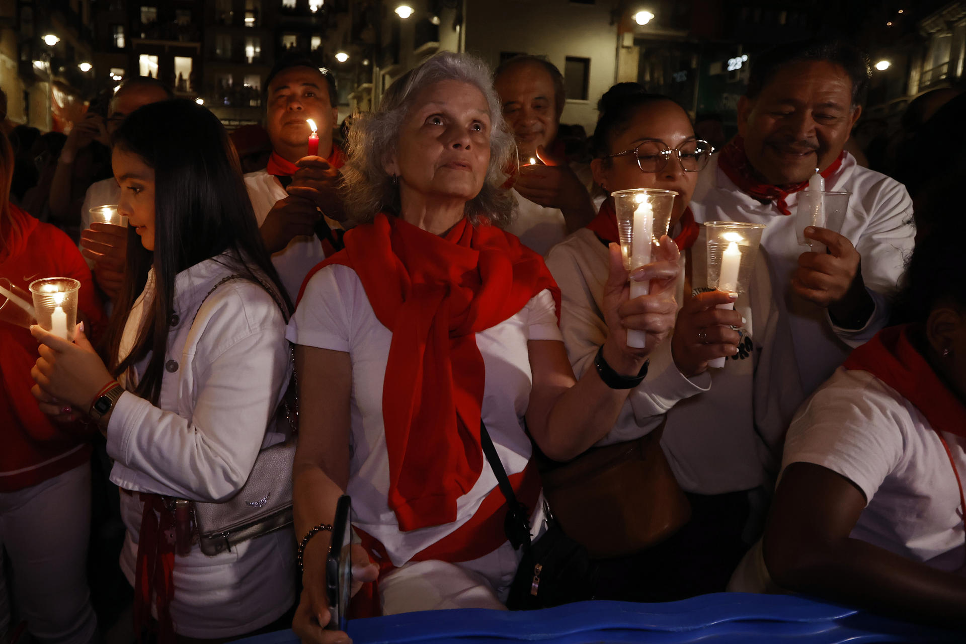 A las 12 en punto de la noche se han dado por finalizados oficialmente los Sanfermines 2025 con el canto del 'Pobre de Mí', un acto de nuevo multitudinario, con la plaza abarrotada de personas con velas encendidas en sus manos mirando al balcón del edificio del Ayuntamiento de Pamplona. EFE/ Jesús Diges