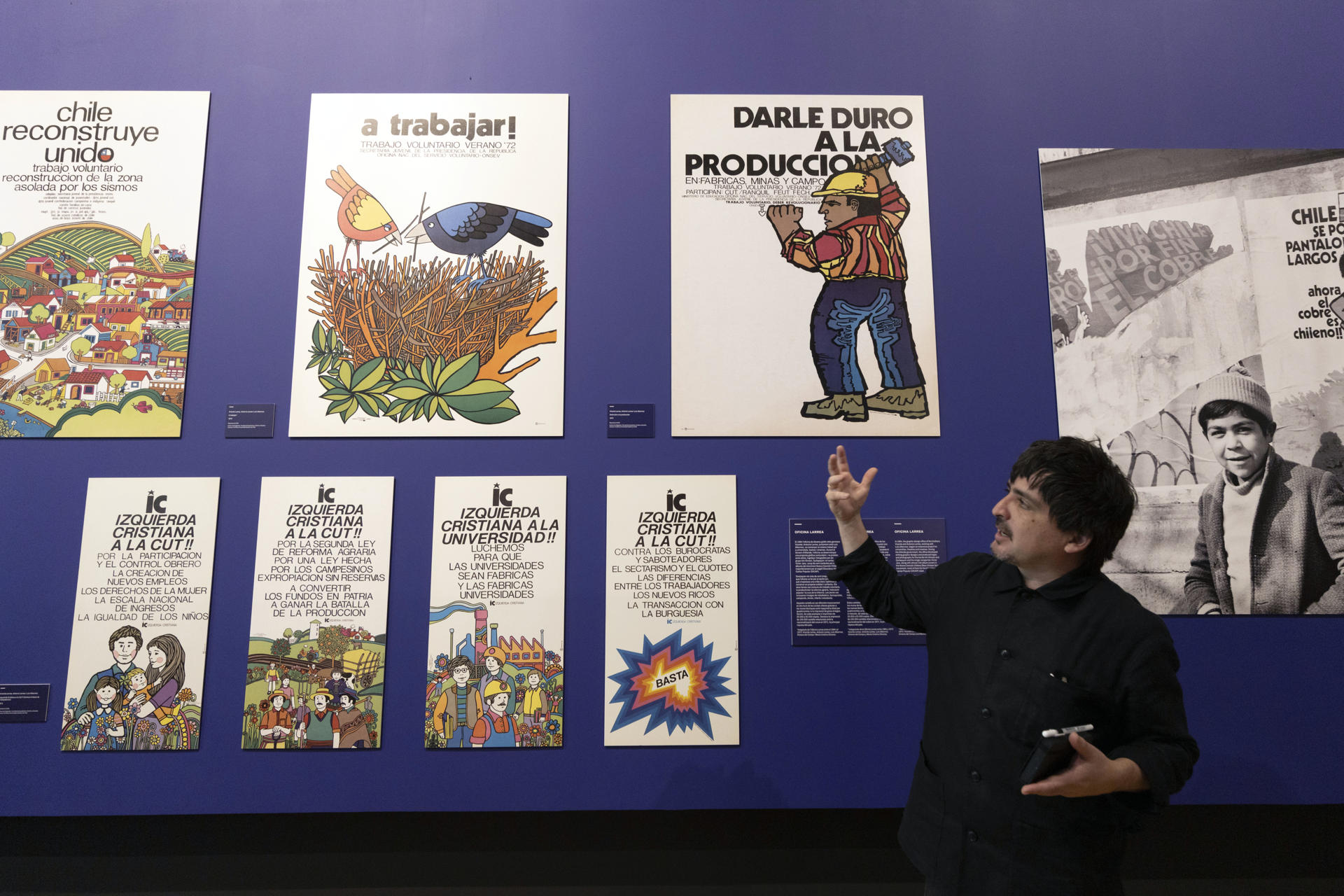 Un total de 250 piezas de diseño industrial y gráfico se exponen hasta el próximo 16 de noviembre en el Disseny Hub Barcelona (DHub) en la exposición, 'Cómo diseñar una revolución: la vía chilena al diseño', proyectos destacados del ámbito del diseño que se impulsaron en apenas tres años bajo la presidencia de Salvador Allende en Chile para "construir una sociedad más justa". EFE/Marta Pérez
