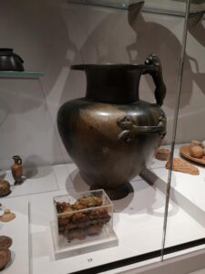 Un equipo de arqueólogos ha revelado que los restos contenidos en una antigua vasija de cobre encontrada en un santuario griego hace varias décadas eran en realidad miel, una conclusión que los análisis previos habían rechazado. En la imagen, la vasija y la sustancia, expuestas en el Museo Ashmolean  (Reino Unido). Imagen facilitada por el  Journal of the American Chemical Society