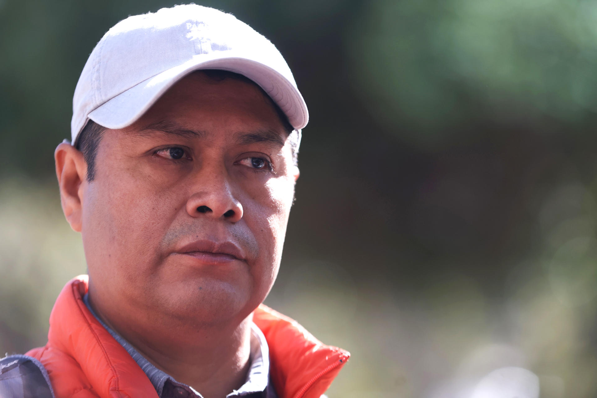 Fotografía del 26 de junio de 2025 del vocero de la Coordinadora Nacional de Defensa de los Territorios Indígenas Originarios Campesinos de Bolivia (Contiocap), Álex Villca, hablando durante una entrevista con EFE en La Paz, (Bolivia). EFE/Luis Gandarillas
