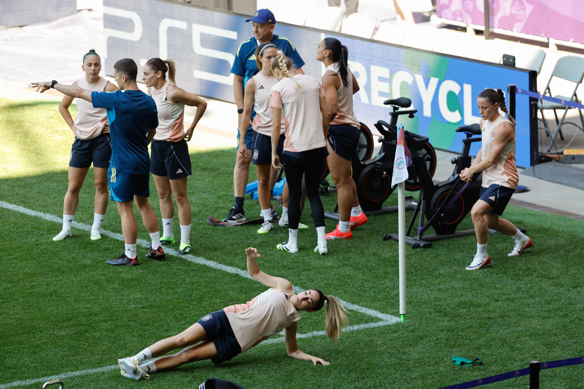 Las jugadoras de la selección española durante un entrenamiento este miércoles en Berna (Suiza), previo al primer partido de grupos que disputan las españolas mañana ante Portugal en el marco de la Eurocopa Femenina 2025. EFE/ Ana Escobar
