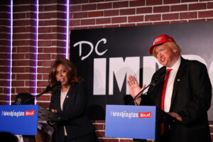 Fotografía del 3 de julio de 2025 del comediante Yon Yaeger (d) interpretando al presidente de EE.UU., Donald Trump, hablando junto a la comediante y actriz Rashee Raj quien interpreta a la exvicepresidenta de EE.UU. Kamala Harris durante el Washington Roast en Washington (Estados Unidos). EFE/ Octavio Guzmán