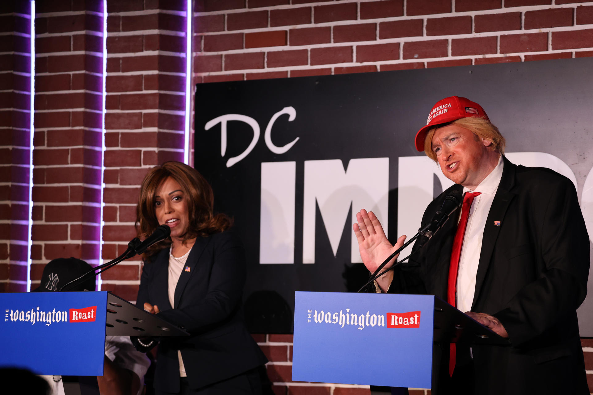 Fotografía del 3 de julio de 2025 del comediante Yon Yaeger (d) interpretando al presidente de EE.UU., Donald Trump, hablando junto a la comediante y actriz Rashee Raj quien interpreta a la exvicepresidenta de EE.UU. Kamala Harris durante el Washington Roast en Washington (Estados Unidos). EFE/ Octavio Guzmán