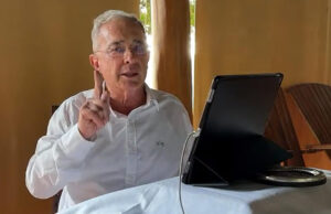 Fotografía de archivo de una captura de video del expresidente colombiano Álvaro Uribe, durante una declaración leída en sus redes sociales. EFE/Mauricio Dueñas