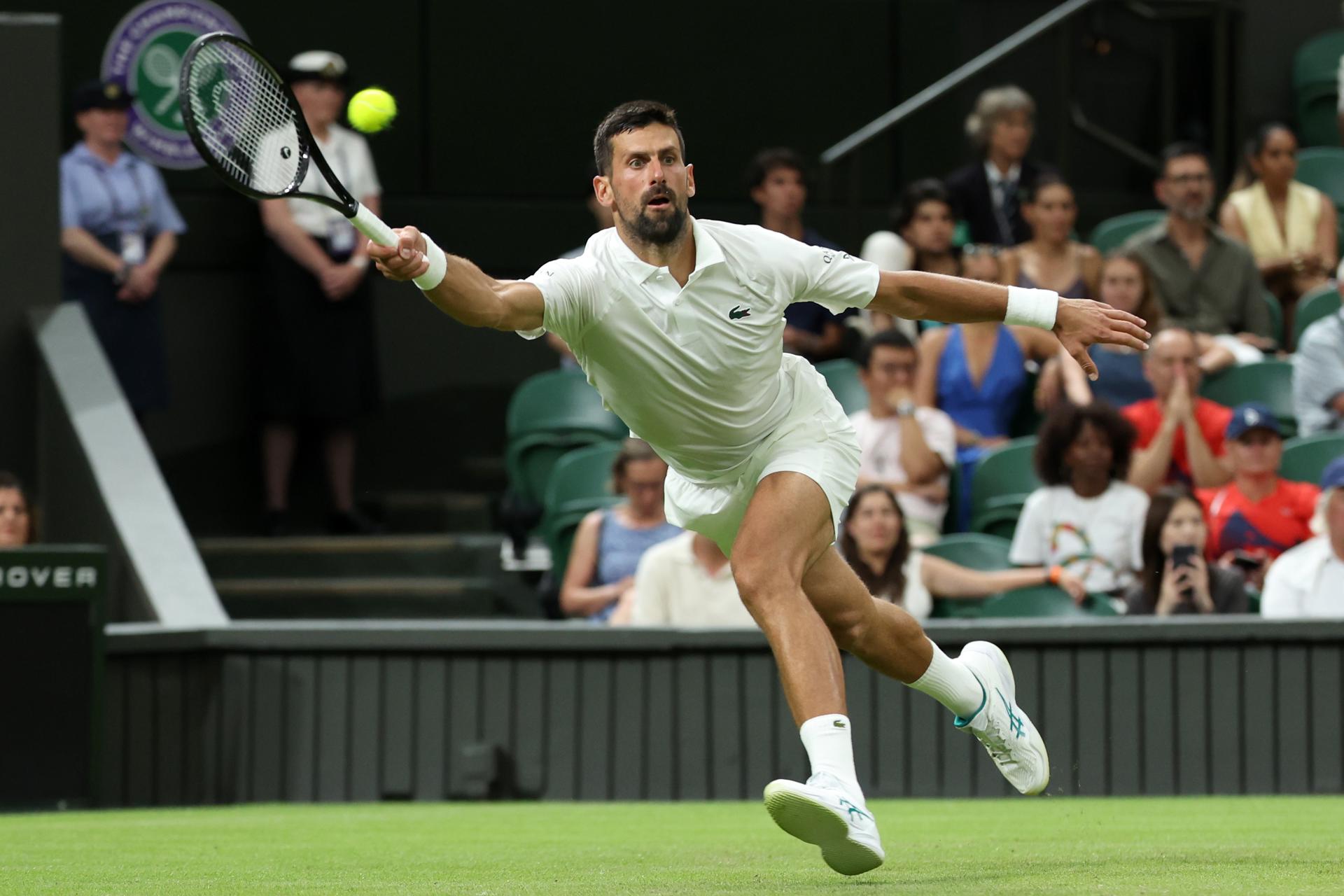 El tenista serbio Novak Djokovic durante el partido de primera ronda ante el francés Alexandre Muller en Wimbledon. EFE/EPA/NEIL HALL