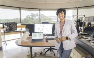 Fotografía cedida donde aparece la estudiante de doctorado en Ciencias Computacionales, Farhat Azam, posando en el laboratorio de la Universidad en Tampa (Estados Unidos). EFE/ USF