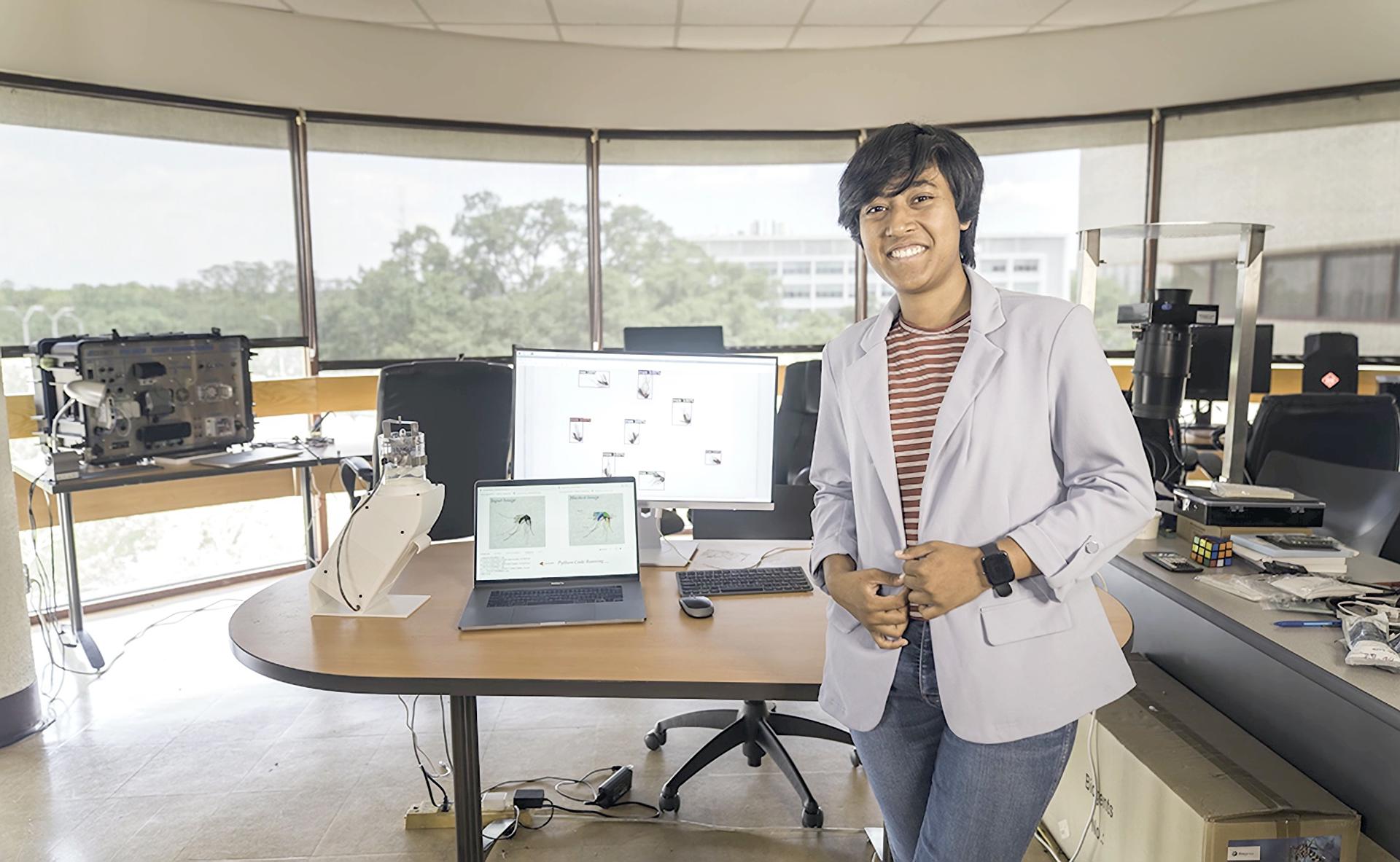 Fotografía cedida donde aparece la estudiante de doctorado en Ciencias Computacionales, Farhat Azam, posando en el laboratorio de la Universidad en Tampa (Estados Unidos). EFE/ USF