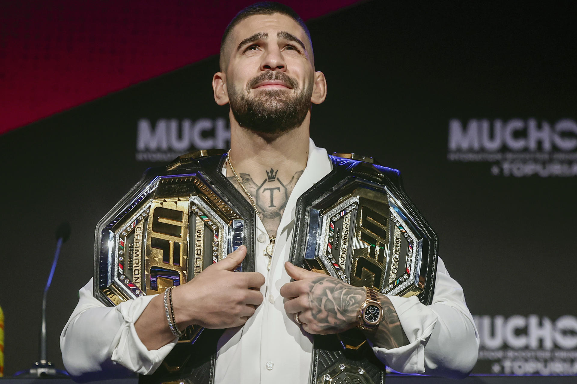 El campeón del mundo del peso ligero de artes marciales mixtas, el español Ilia Topuria, comparece este viernes en una rueda de prensa, en Madrid, tras ganar el título el pasado domingo en Las Vegas (Estados Unidos). EFE/ Sergio Pérez