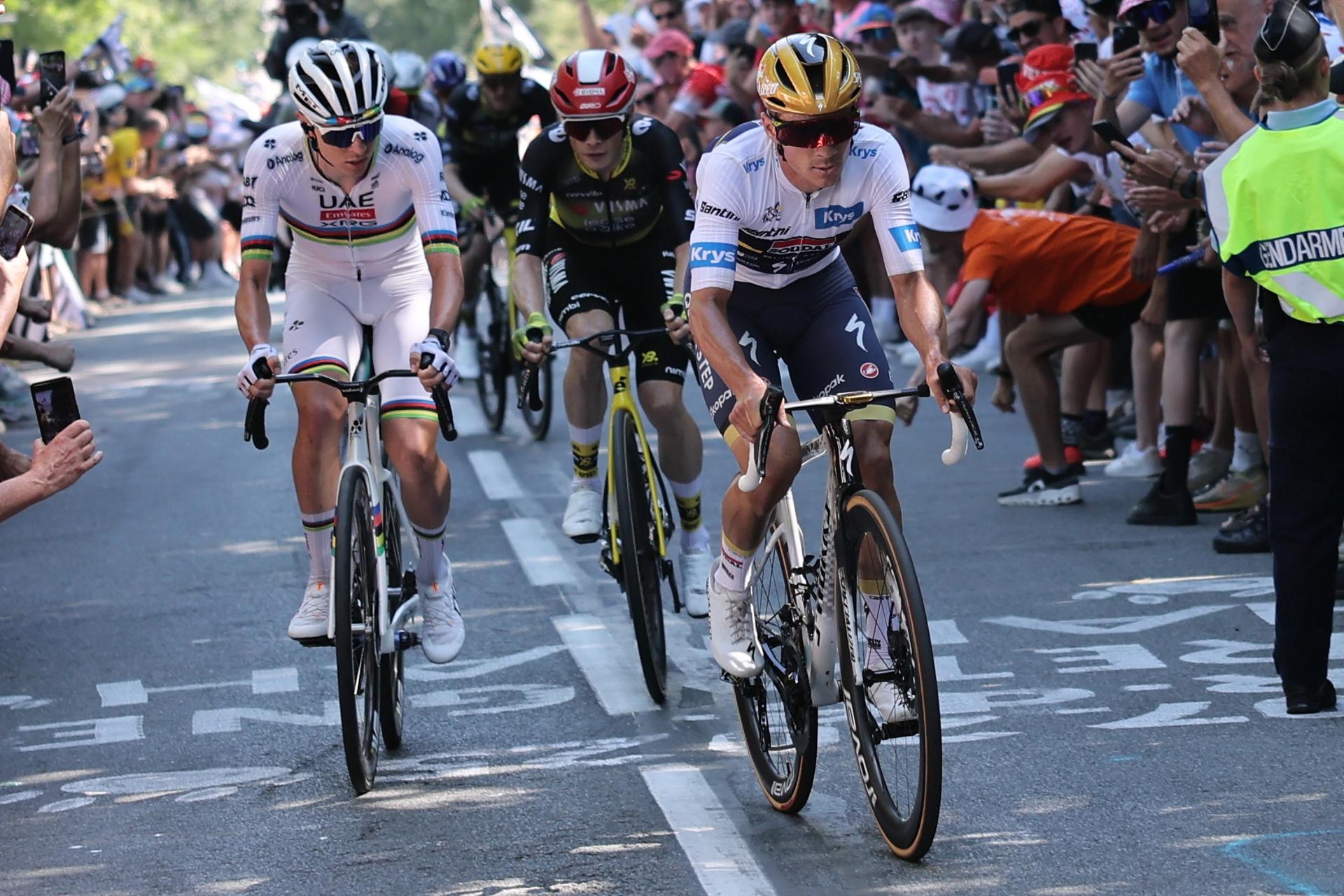 El belga Remco Evenepoel (d), del Soudal Quick-Step, el danés Jonas Vingegaard (C), delf Team Visma-Lease y el esloveno Tadej Pogacar, del UAE Team Emiratesm durante la séptima etapa del Tour de Francia. EFE/EPA/CHRISTOPHE PETIT TESSON
