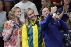 Fotografía de archivo de la canadiense Summer McIntosh (i) y la estadounidense Katie Ledecky (d) junto a la australiana Ariarne Titmus (c). EFE/Lavandeira Jr.