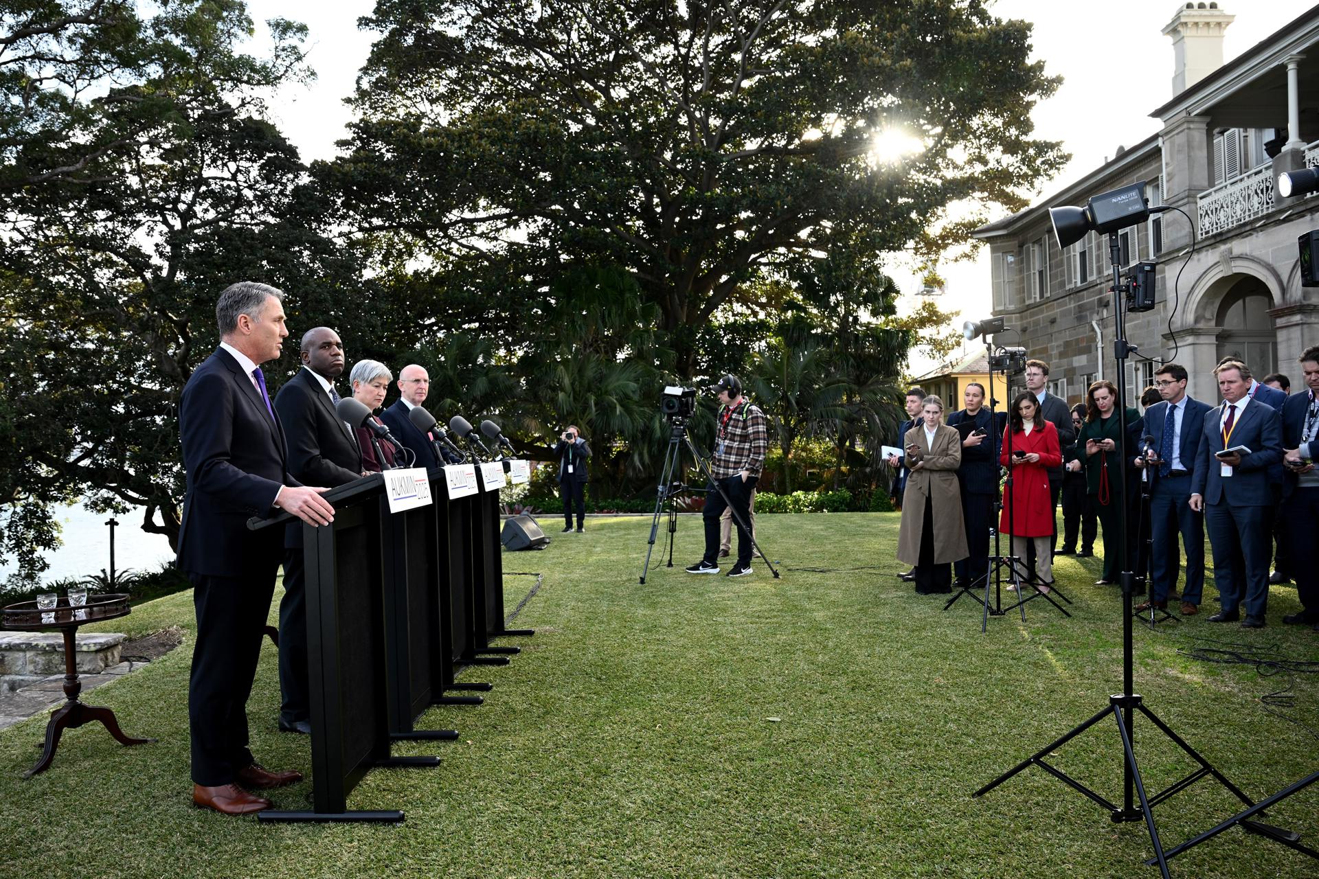 SÍDNEY (Australia), 25/07/2025.- (I-D) El ministro de Defensa australiano, Richard Marles; el secretario de Estado británico de Asuntos Exteriores, Commonwealth y Desarrollo, David Lammy; la ministra de Exteriores australiana, Penny Wong; y el secretario de Estado británico de Defensa, John Healey; celebran una rueda de prensa durante las Consultas ministeriales anuales entre Australia y Reino Unido (AUKMIN), en Sídney, Australia. EFE/EPA/DAN HIMBRECHTS AUSTRALIA AND NEW ZEALAND OUT