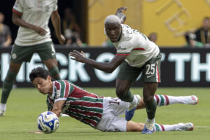 Germán Cano (i), de Fluminense, disputa un balón con Moisés Caicedo, de Chelsea, durante un partido del Mundial de Clubes entre Fluminense y Chelsea en el estadio MetLife de Nueva York (Estados Unidos). EFE/ Ángel Colmenares