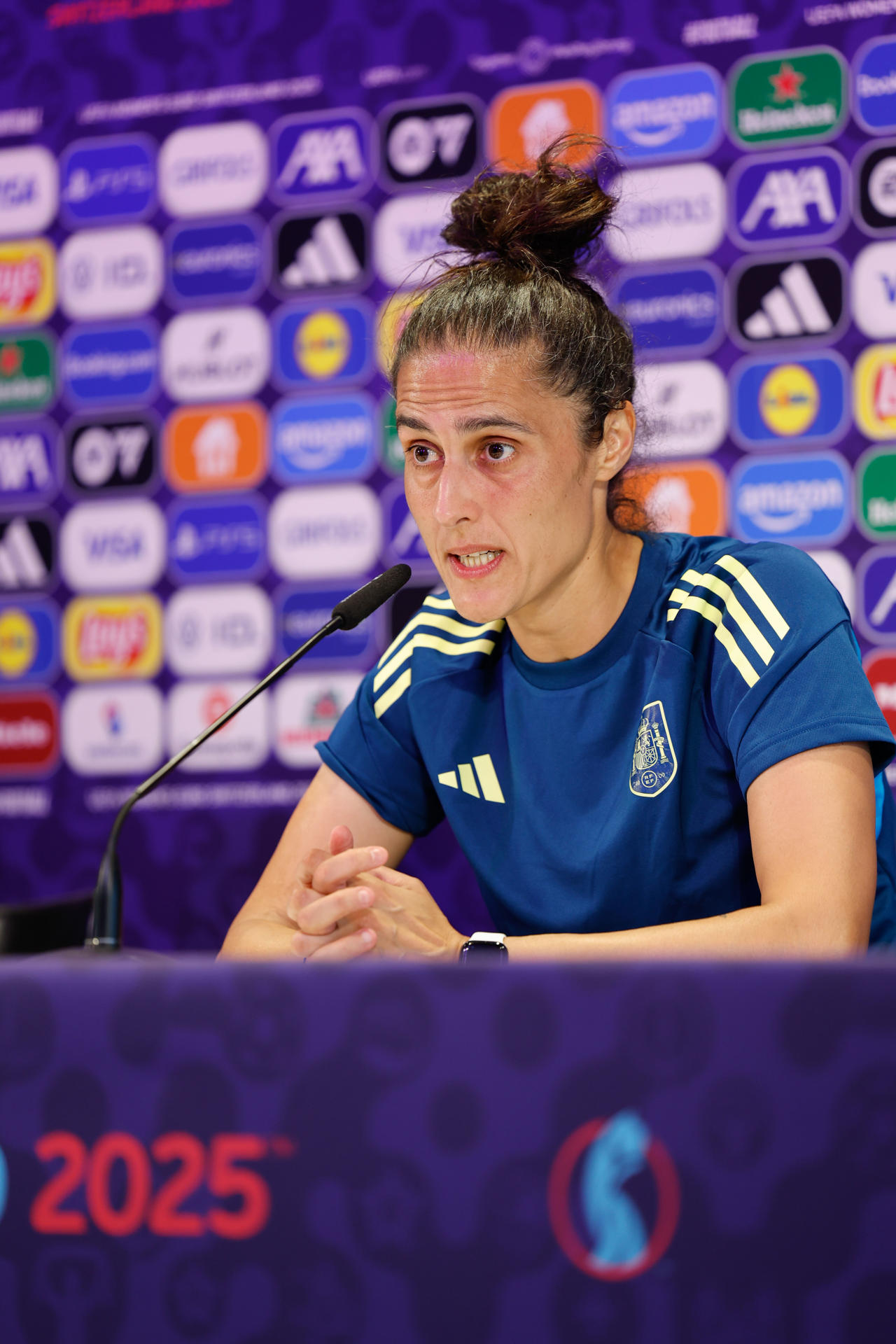 La seleccionadora de la selección española, Montse Tomé, ofrece una rueda de prensa este miércoles en Berna (Suiza), previa al primer partido de grupos que disputan las españolas mañana ante Portugal en el marco de la Eurocopa Femenina 2025. EFE/ Ana Escobar

