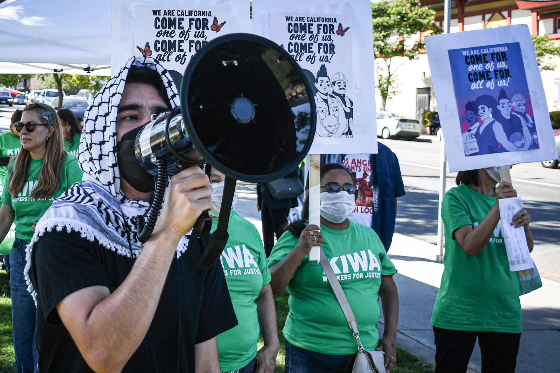 Personas participan en una protesta en rechazo a las acciones recientes del Servicio de Inmigración y Control de Aduanas (ICE) este jueves, en el parque Seúl del barrio coreano en Los Ángeles (Estados Unidos). . EFE/ David Toro