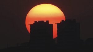 En la imagen de archivo, el sol sale en el horizonte de Santiago de Compostela. EFE/Lavandeira jr