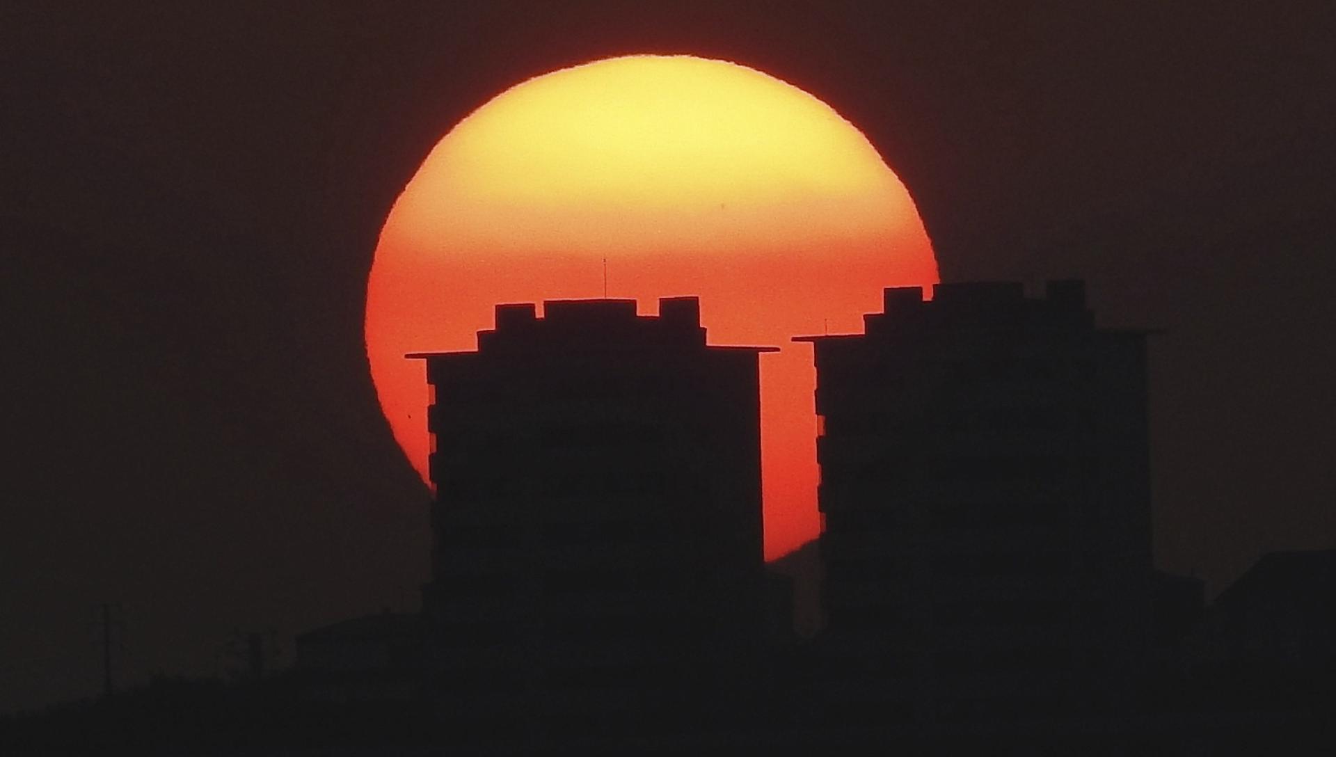 En la imagen de archivo, el sol sale en el horizonte de Santiago de Compostela. EFE/Lavandeira jr