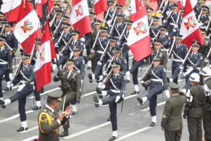 Integrantes de las Fuerzas Armadas participan durante la celebración del gran desfile cívico-militar, con motivo de los 204 años de la independencia de Perú este martes, en Lima (Perú). EFE/Paolo Aguilar