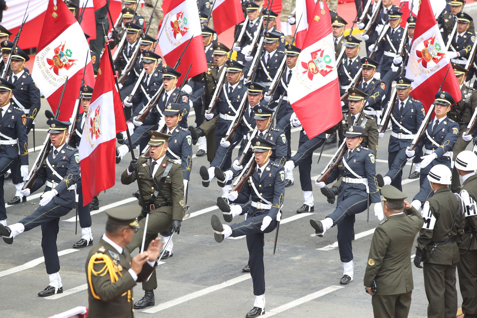 Integrantes de las Fuerzas Armadas participan durante la celebración del gran desfile cívico-militar, con motivo de los 204 años de la independencia de Perú este martes, en Lima (Perú). EFE/Paolo Aguilar