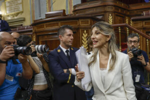 Imagen de archivo de la vicepresidenta segunda y ministra de Trabajo, Yolanda Díaz (c), a su llegada al Congreso de los diputados. EFE/Mariscal