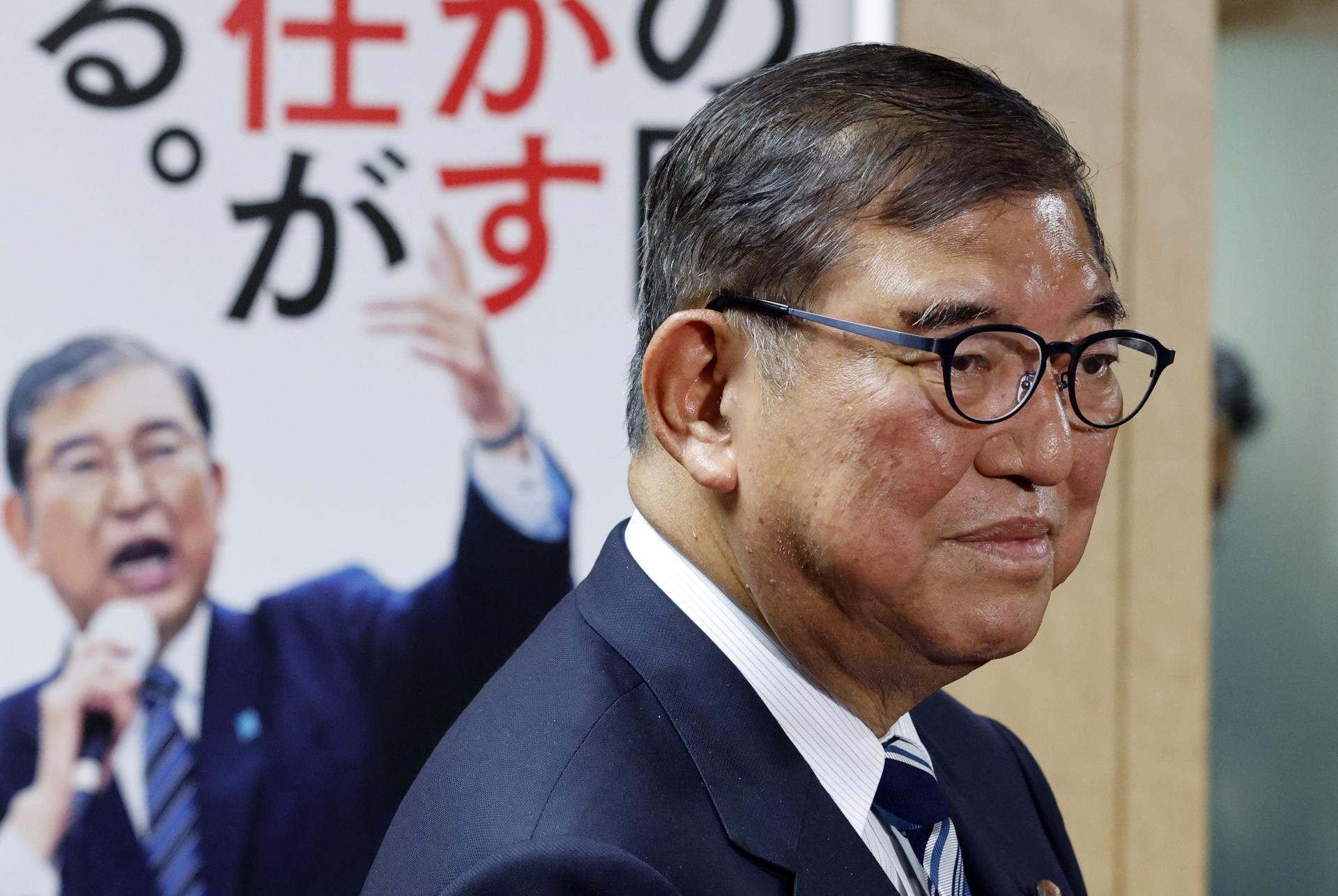 Shigeru Ishiba, primer ministro de Japón y presidente del Partido Liberal Democrático (PLD) gobernante, este lunes frente a un cartel de campaña tras asistir a una mesa redonda con miembros de su partido en la sede del PLD en Tokio. EFE/EPA/FRANCK ROBICHON
