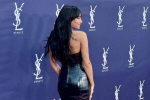 La cantante Aitana a su llegada al evento de la firma YSL hoy jueves en el museo Reina Sofía de Madrid. EFE / María Muñoz.