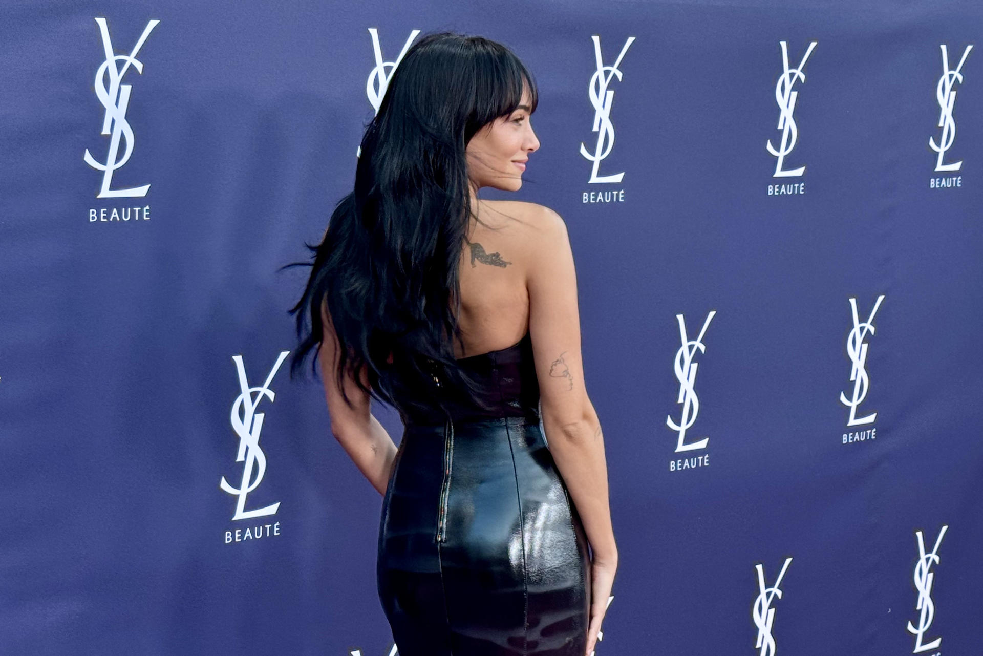 La cantante Aitana a su llegada al evento de la firma YSL hoy jueves en el museo Reina Sofía de Madrid. EFE / María Muñoz.