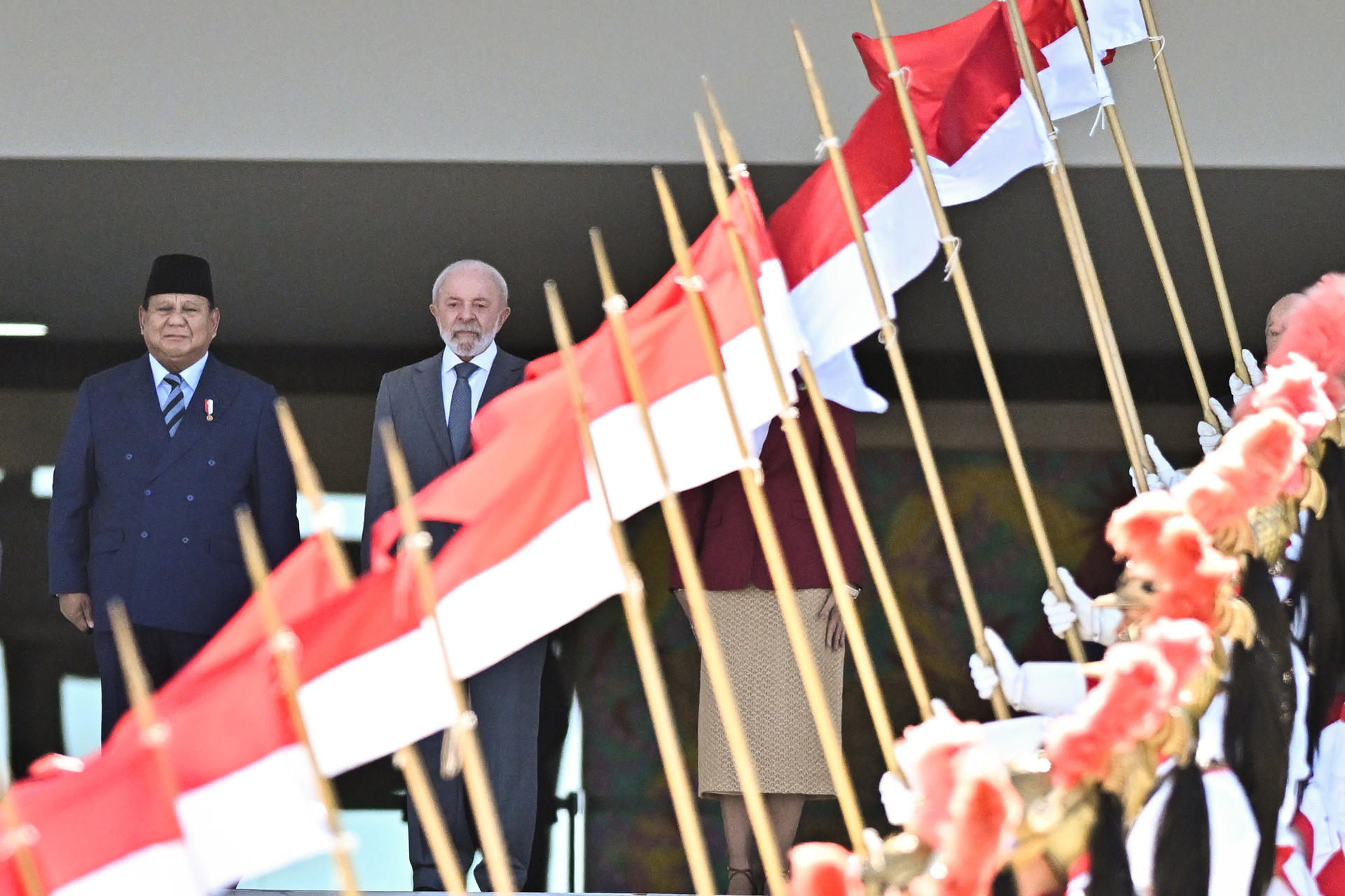 El presidente de Brasil, Luiz Inácio Lula da Silva (d), recibe al presidente de Indonesia, Prabowo Subianto, este miércoles en el Palacio del Planalto en Brasilia (Brasil). EFE/Andre Borges