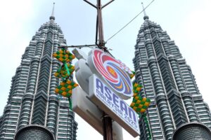 El logotipo de la ASEAN (Asociación de Naciones del Sudeste Asiático) con las Torres Petronas de Kuala Lumpur de fondo.
EFE/EPA/FAZRY ISMAIL