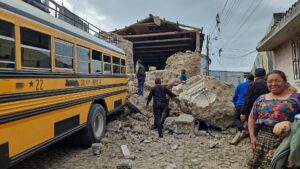 Personas observan los daños causados en viviendas colapsadas este martes 8 de julio de 2025 en Santa María de Jesús (Guatemala). EFE/ Bomberos Voluntarios Guatemala