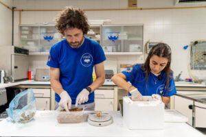 Los veterinarios de la Fundación Oceanogràfic preparan los huevos antes de ser introducidos en la incuvadora. El periodo de anidación de la tortuga boba (Caretta caretta) continúa en la Comunitat Valenciana con el hallazgo del tercer nido de la temporada, esta vez en la playa de Los Arenales del Sol, en Elche, durante la pasada madrugada, según un comunicado del Oceanogràfic. EFE/ Oceanogràfic NDP + ADV SOLO USO EDITORIAL/SOLO DISPONIBLE PARA ILUSTRAR LA NOTICIA QUE ACOMPAÑA (CRÉDITO OBLIGATORIO)