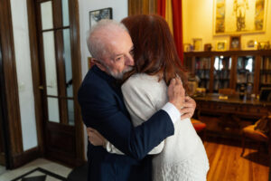 Fotografía cedida por CFK ARGENTINA del presidente de Brasil, Luiz Inácio Lula da Silva (i), abrazando a la exmandataria argentina Cristina Fernández durante una reunión este jueves, en Buenos Aires (Argentina). EFE/ CFK ARGENTINA