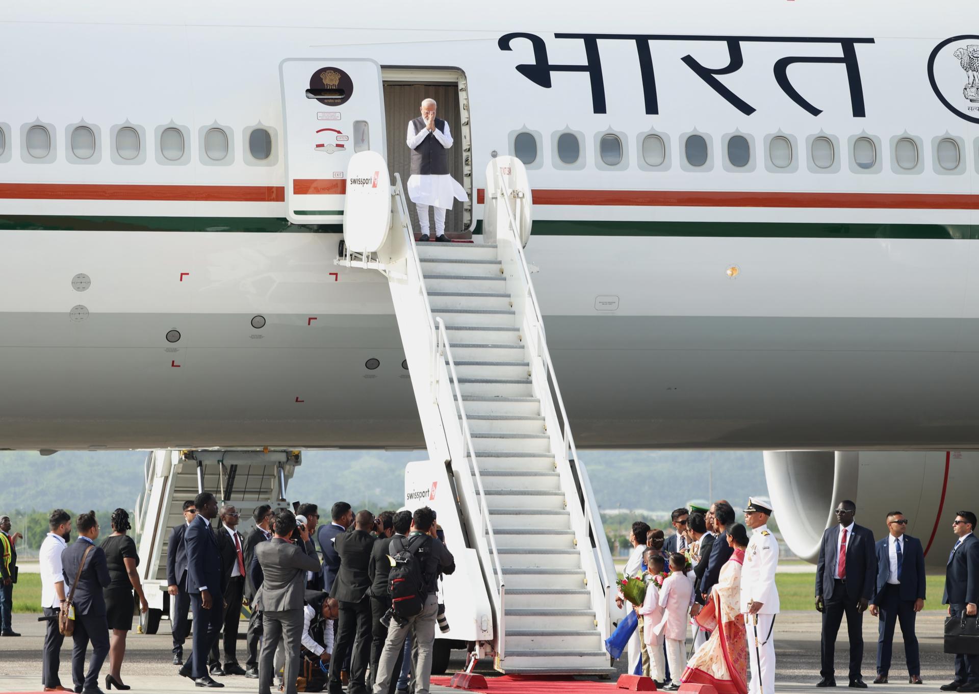 El primer ministro de la India, Narendra Modi, llega este jueves al Aeropuerto Internacional de Piarco (Trinidad y Tobago). EFE/ Karla Ramoo