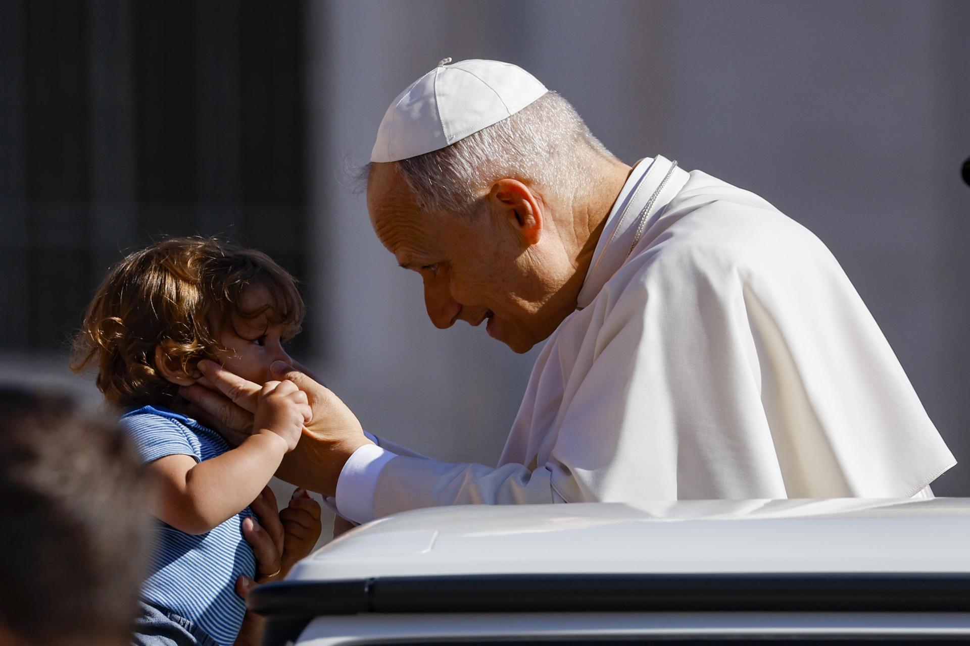 El papa León XIV saluda a un niño durante su audiencia general semanal en la Plaza de San Pedro, en la Ciudad del Vaticano, el 30 de julio de 2025. EFE/EPA/FABIO FRUSTACI