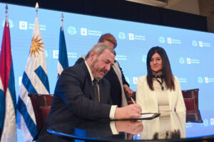 Mario Bergara (c) participa durante la ceremonia de posesión como Intendente de Montevideo este jueves, en la sede del edificio municipal en Montevideo (Uruguay). EFE/ Federico Gutiérrez