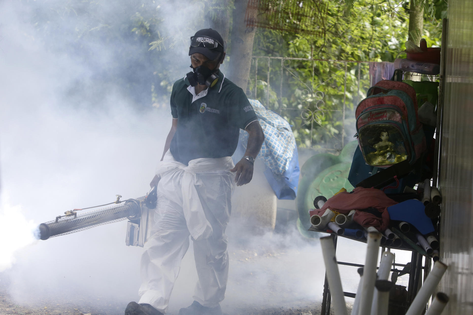 Un funcionario del Ministerio de Salud fumiga áreas de inmuebles en la zona metropolitana este miércoles, en Ciudad de Panamá (Panamá). EFE/Carlos Lemos