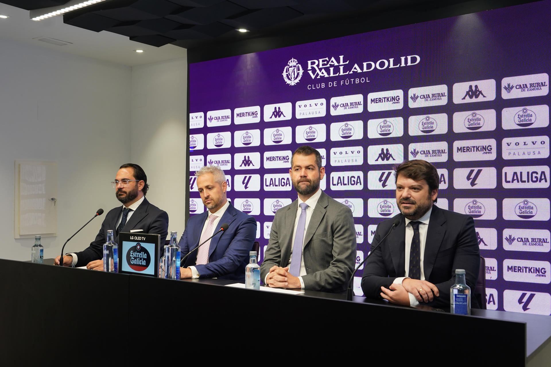 Los nuevos propietarios del Real Valladolid, los empresarios mexicanos, Gabriel Solares (2d) y Enrique Uruñuela (2i), junto al director deportivo, Víctor Orta (i) ofrecen una rueda de prensa tras adquirir la entidad y detallan sus planes de futuro.EFE/Nacho Gallego
