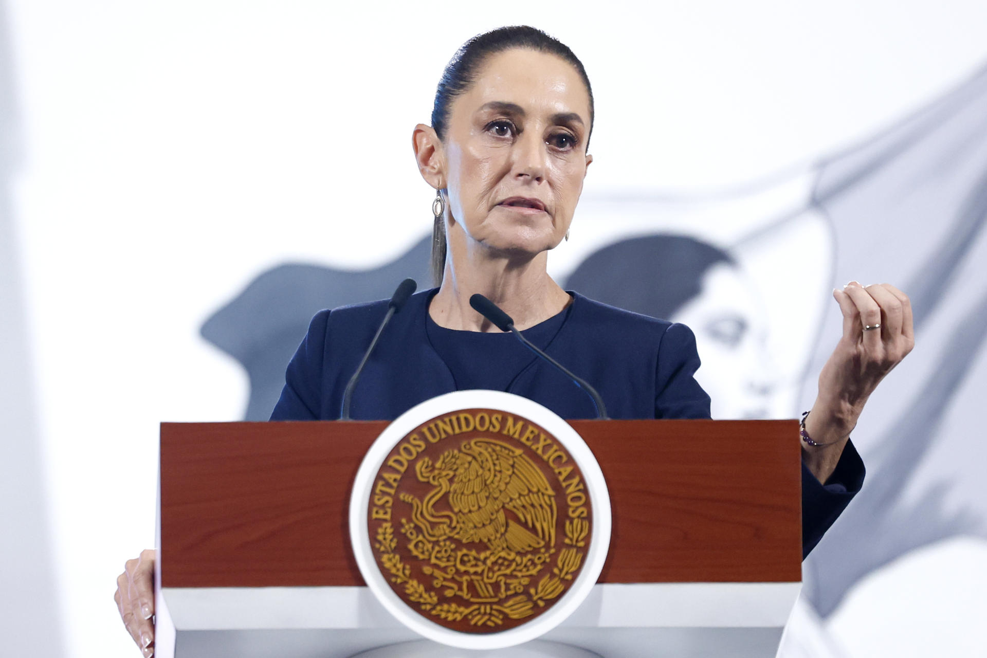 La presidenta de México, Claudia Sheinabaum, habla durante una rueda de prensa este martes, en el Palacio Nacional de la Ciudad de México (México). EFE/Sáshenka Gutiérrez