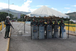 Integrantes de la Guardia Nacional Bolivariana (GNB) de Venezuela vigilan sobre el puente Internacional Simón Bolívar este sábado, en La Parada (Colombia). EFE/ Mario Caicedo